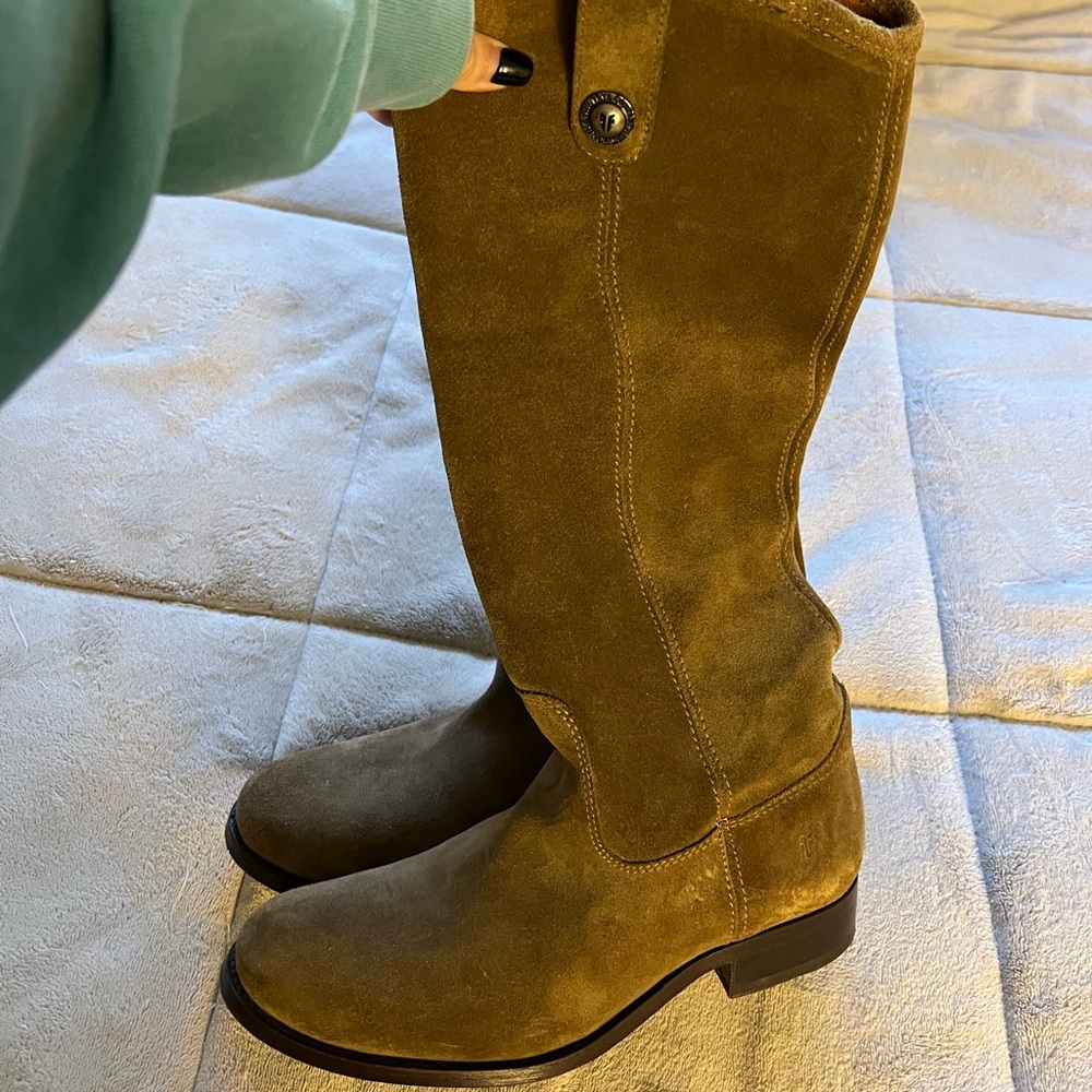 Frye chestnut colored boots in good condition